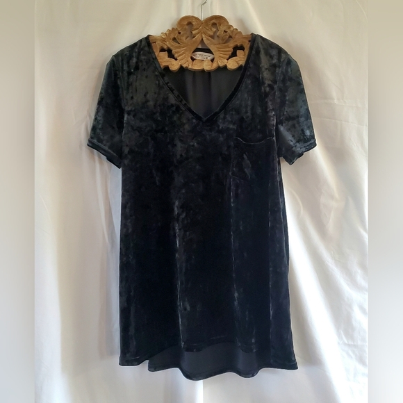Y2K 90's Crush Velvet Goth Women's Tee Medium Tunic Spring & Mercer Black V-Neck - Picture 1 of 4